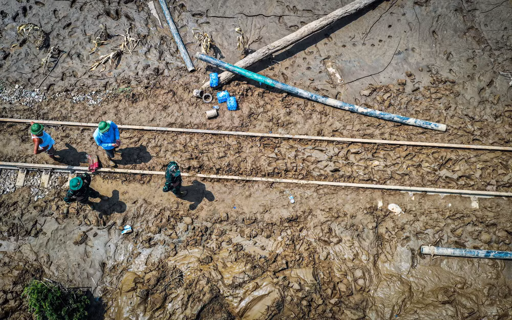 Công nhân ngành đường sắt nỗ lực thông tuyến Yên Viên - Lào Cai.