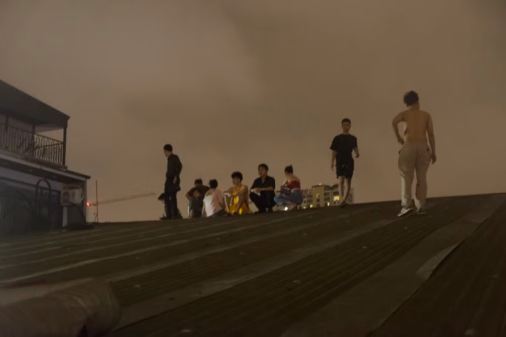 Nhiều người trèo lên nóc nhà để đợi lực lượng cứu hộ xuất hiện. (Ảnh: Bạn đọc cung cấp)