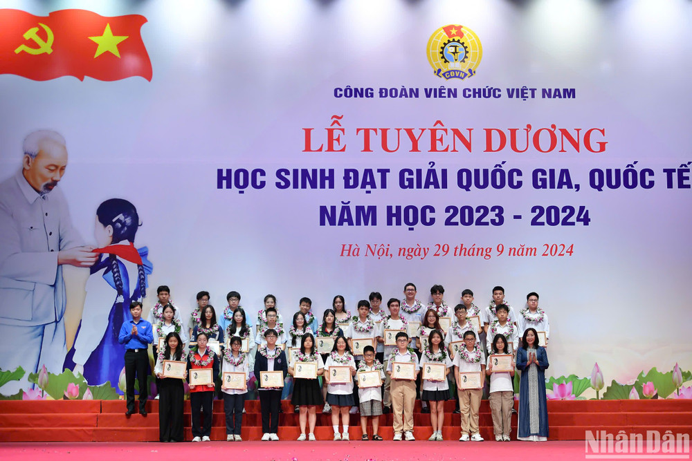 Ngày 29/9, tại Hà Nội, Công đoàn Viên chức Việt Nam tổ chức Lễ tuyên dương học sinh đạt giải quốc gia, quốc tế năm học 2023-2024.