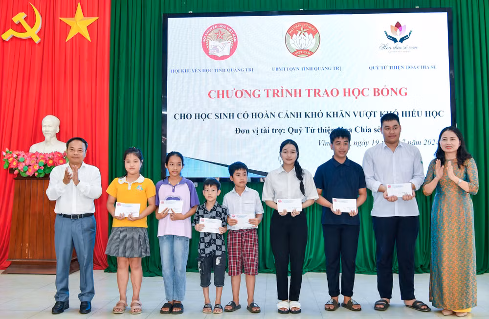 Đồng chí Đinh Như Hoan và đồng chí Dương Thị Hải Yến trao tặng các suất học bổng tới các em học sinh có hoàn cảnh khó khăn vượt khó hiếu học.