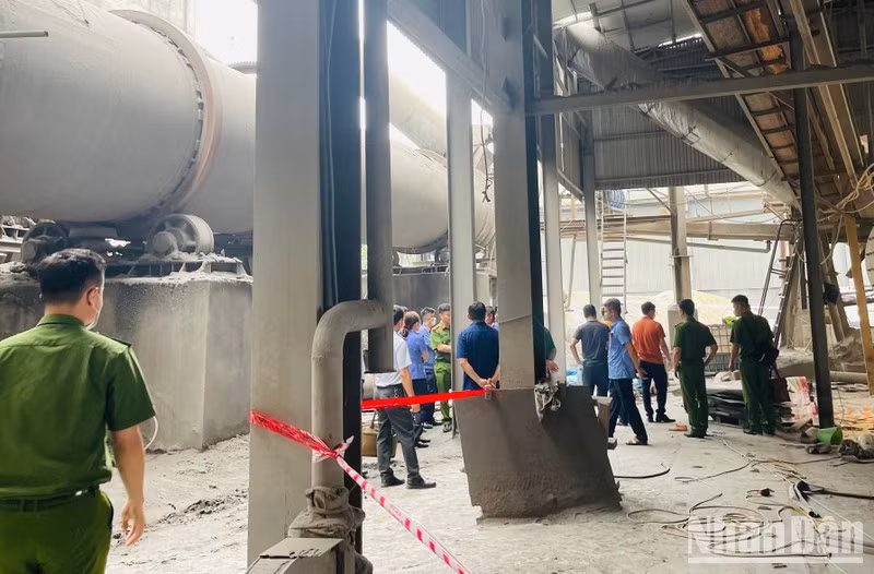 Cơ quan chức năng tổ chức khám nghiệm hiện trường vụ tai nạn lao động tại Yên Bái. (Ảnh: THANH SƠN) 