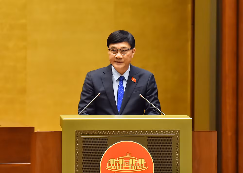 Ủy viên Ủy ban Thường vụ Quốc hội, Chủ nhiệm Ủy ban Kinh tế của Quốc hội Vũ Hồng Thanh trình bày Báo cáo giải trình, tiếp thu, chỉnh lý dự thảo Luật sửa đổi, bổ sung một số điều của Luật Đấu giá tài sản. (Ảnh: THỦY NGUYÊN)