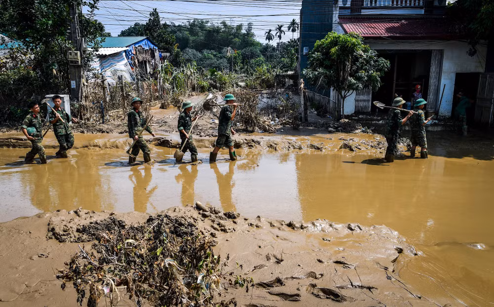 Mưa lũ đã khiến cho khu vực xã Nga Quán, huyện Trấn Yên (Yên Bái) ngập nặng. Tuyến đường sắt Hà Nội - Lào Cai chạy qua địa bàn xã cũng bị vùi lấp bởi một khối lượng lớn bùn đất. Ảnh chụp sáng 15/9.