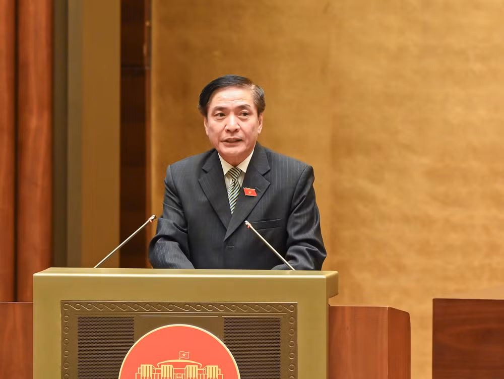 Ủy viên Ủy ban Thường vụ Quốc hội, Tổng Thư ký Quốc hội Bùi Văn Cường trình bày báo cáo tại phiên họp.