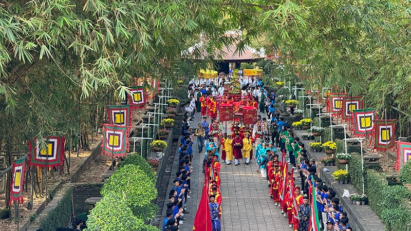 Diễu hành đón rước Lễ tại Đền Tưởng niệm các Vua Hùng, Công viên Lịch sử-Văn hóa Dân tộc. 