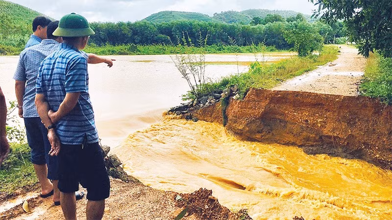 Sự cố vỡ đập Bàn Vàng ở xã Tiến Thành, huyện Yên Thành (Nghệ An).