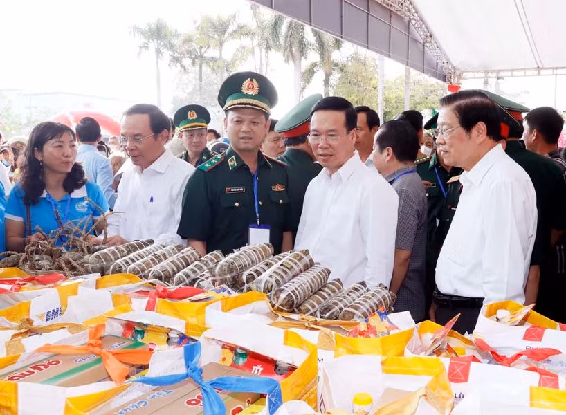 Chủ tịch nước Võ Văn Thưởng và đại biểu thăm các gian trưng bày tại chương trình "Xuân biên phòng ấm lòng dân bản". (Ảnh: TTXVN)