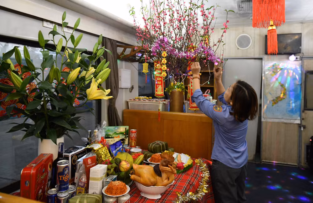 Sau nhiều năm ăn Tết trên tàu, những nhân viên SE1 đã "dạn dày kinh nghiệm" để chuẩn bị một mâm cúng đêm 30 tươm tất thế này.