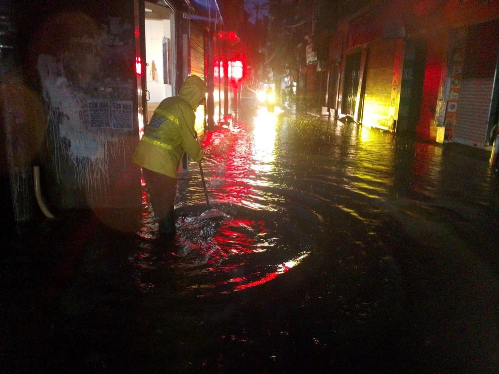 Công nhân thoát nước ứng trực tại điểm ngập trên phố Bùi Xương Trạch đêm 9, rạng sáng 10/9. Công nhân thoát nước ứng trực tại điểm ngập trên phố Bùi Xương Trạch đêm 9, rạng sáng 10/9.