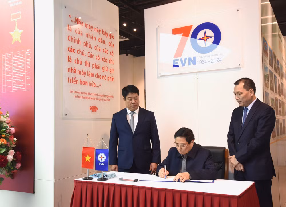 Thủ tướng Phạm Minh Chính lưu bút vào sổ vàng của phòng truyền thống. (Ảnh: Trần Hải)