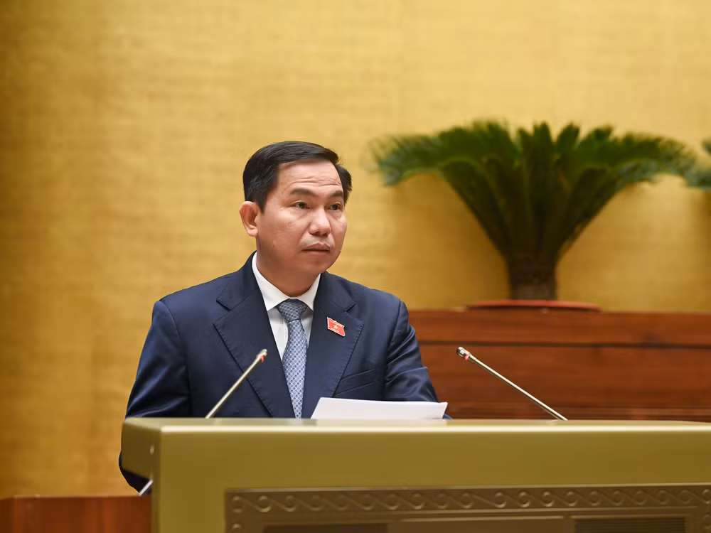 Chủ nhiệm Ủy ban Tài chính, Ngân sách của Quốc hội Lê Quang Mạnh trình bày báo cáo. (ẢNH: DUY LINH)