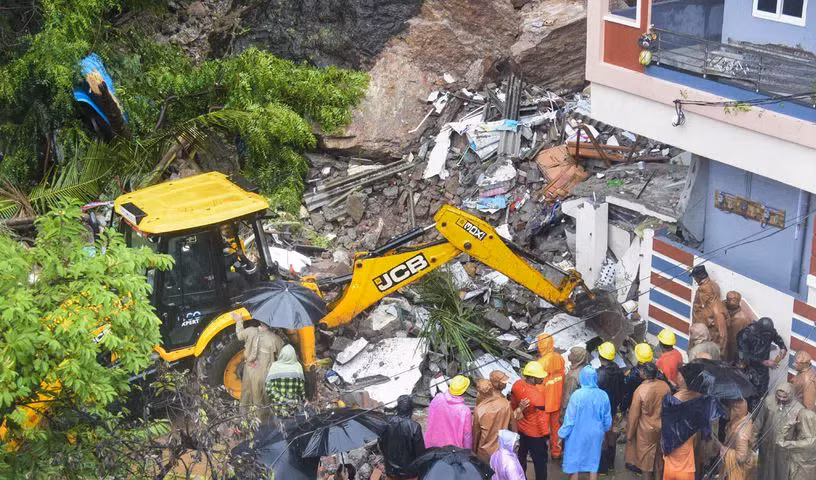 Công tác cứu hộ đang được tiến hành sau khi một ngôi nhà bị sập do mưa lớn tại Moghalrajpuram ở Vijayawada. (Ảnh: Telangana Today)