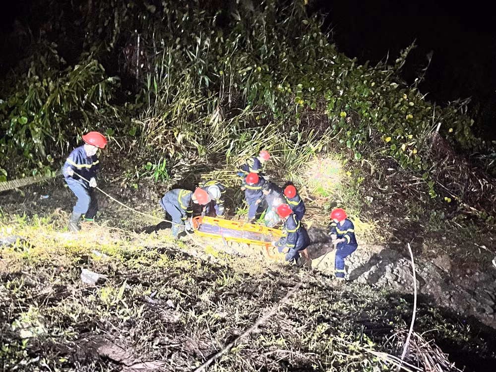 Lực lượng cứu hộ đưa các nạn nhân trong vụ tai nạn rạng sáng 23/1 lên khỏi vực sâu. (Ảnh: Cơ quan chức năng cung cấp)