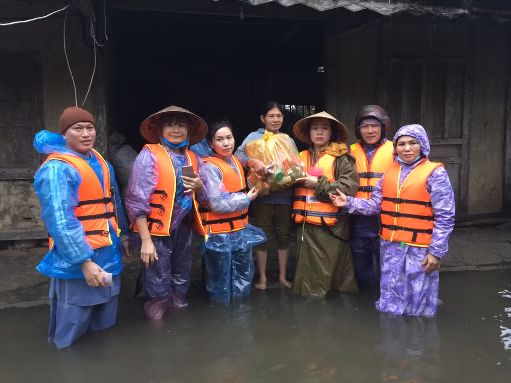 Vượt lũ tới trao quà cứu trợ cho người dân xã Thạch Hội.