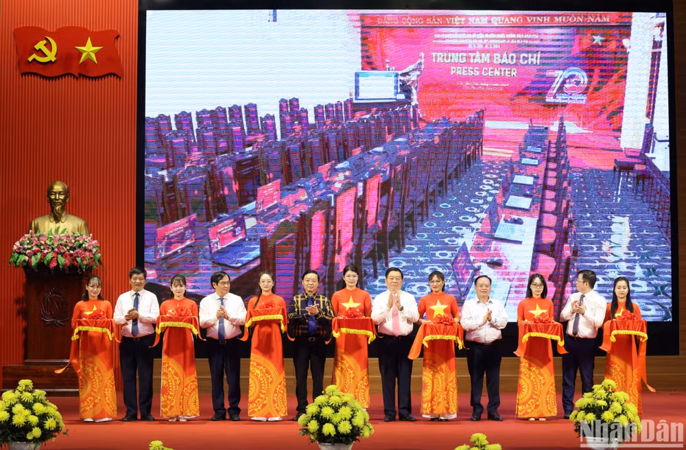 Các đại biểu cắt băng khánh thành Trung tâm Báo chí Kỷ niệm 70 năm Chiến thắng Điện Biên Phủ.