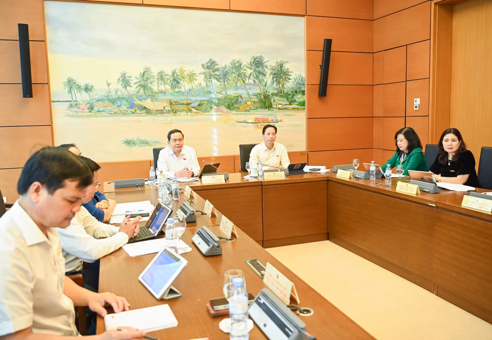 Quang cảnh phiên làm việc chiều 26/10 tại Tổ 13. (Ảnh: DUY LINH)