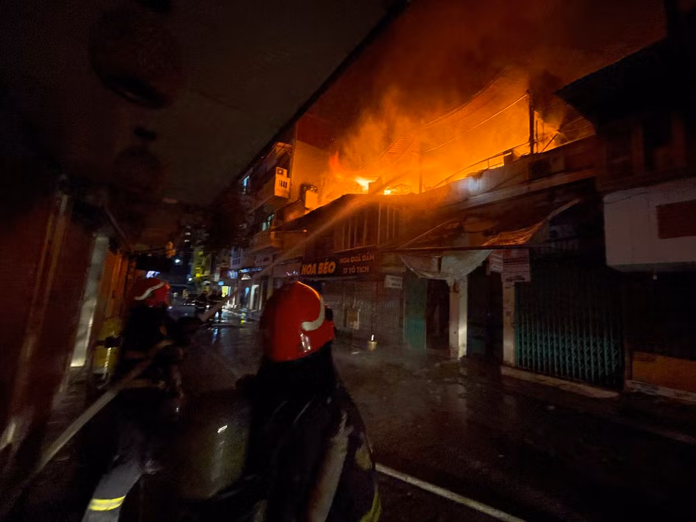 Ngọn lửa bùng lên trên tầng 2 của ngôi nhà.