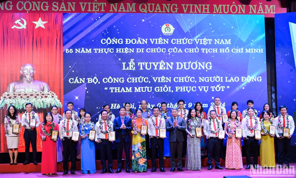 Các đồng chí Nguyễn Hải Ninh, Ủy viên Trung ương Đảng, Bộ trưởng Tư pháp và Ngọ Duy Hiểu, Phó Bí thư Đảng đoàn, Phó Chủ tịch Tổng Liên đoàn Lao động Việt Nam, Chủ tịch Công đoàn Viên chức Việt Nam chụp ảnh cùng các đại biểu xuất sắc trong phong trào thi đua "Tham mưu giỏi, phục vụ tốt".