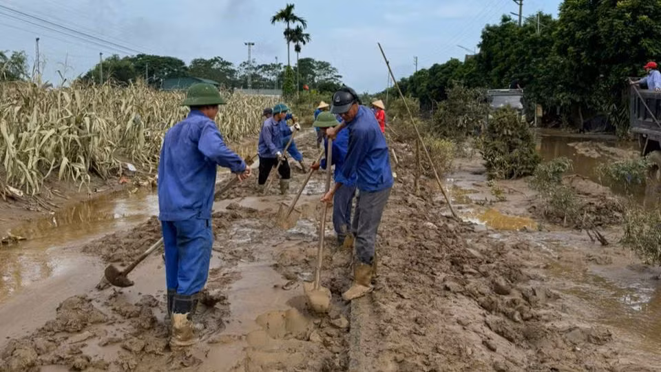 Khẩn trương khắc phục sự cố trên tuyến đường sắt Yên Viên-Lào Cai