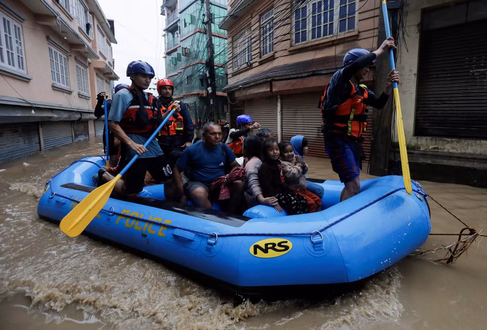 Lực lượng cứu hộ tại Kathmandu dùng thuyền hơi tiếp cận, giải cứu những người mắc kẹt. (Ảnh: Reuters)