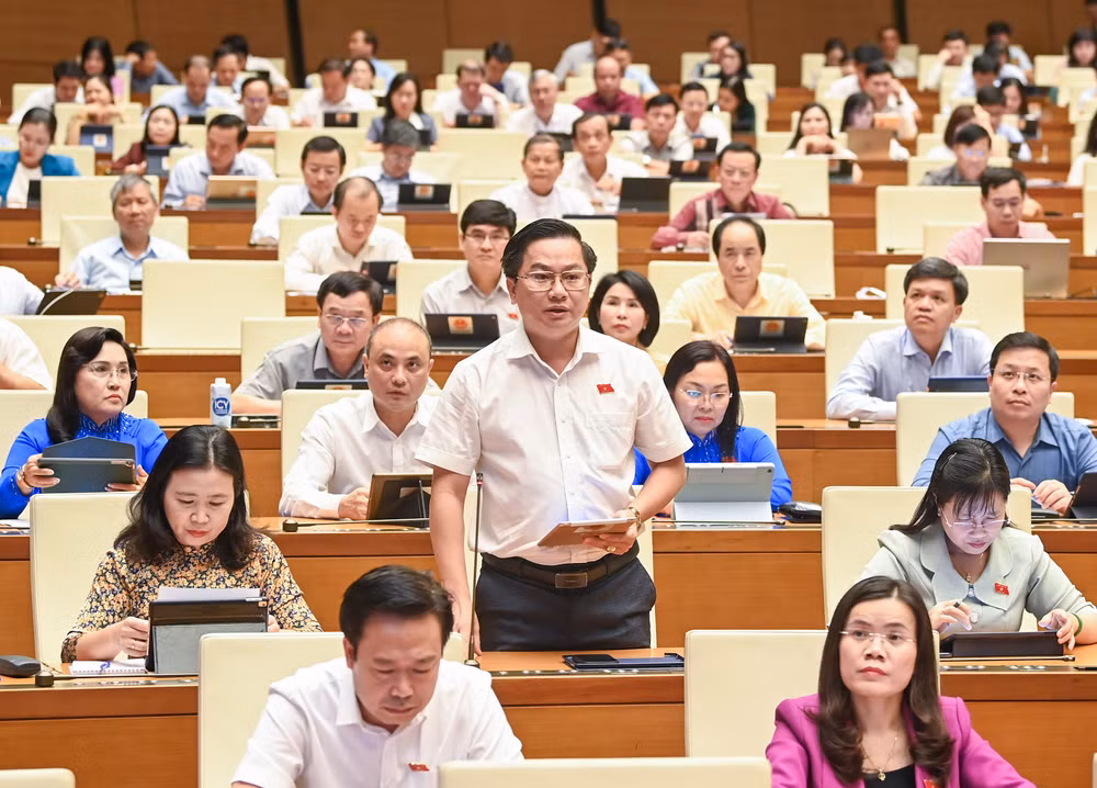 Đại biểu Trần Quốc Quân (đoàn Long An) đặt ra vấn đề gìn giữ, phát huy các loại hình nghệ thuật truyền thống trước Quốc hội. (Ảnh: DUY LINH)