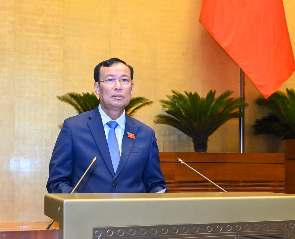 Chủ nhiệm Ủy ban Quốc phòng và An ninh của Quốc hội Lê Tấn Tới thông tin về dự thảo Luật tại phiên làm việc chiều 22/5. (Ảnh: DUY LINH)