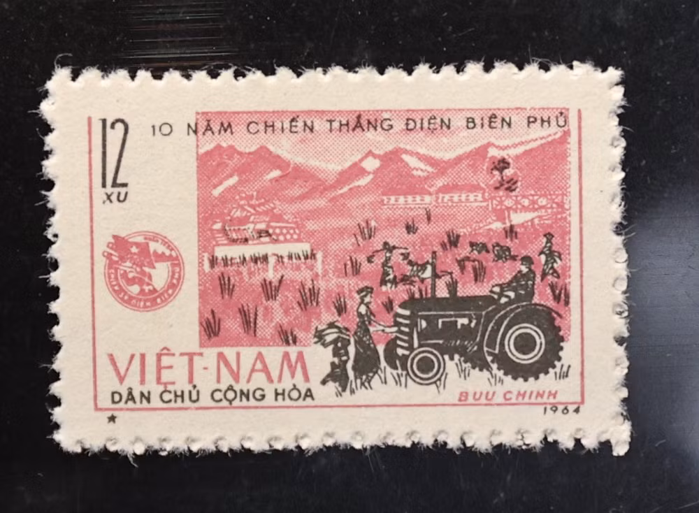 Trong ảnh là mẫu 356 Điện Biên ngày nay với cảnh cánh đồng Mường Thanh vào vụ gặt. Tem được bán với giá 12 xu. Hiện, chiếc tem nằm trong bộ sưu tập cá nhân của nhà sưu tập Lê Hùng tại Hà Nội. Trong ảnh là mẫu 356 Điện Biên ngày nay với cảnh cánh đồng Mường Thanh vào vụ gặt. Tem được bán với giá 12 xu. Hiện, chiếc tem nằm trong bộ sưu tập cá nhân của nhà sưu tập Lê Hùng tại Hà Nội.