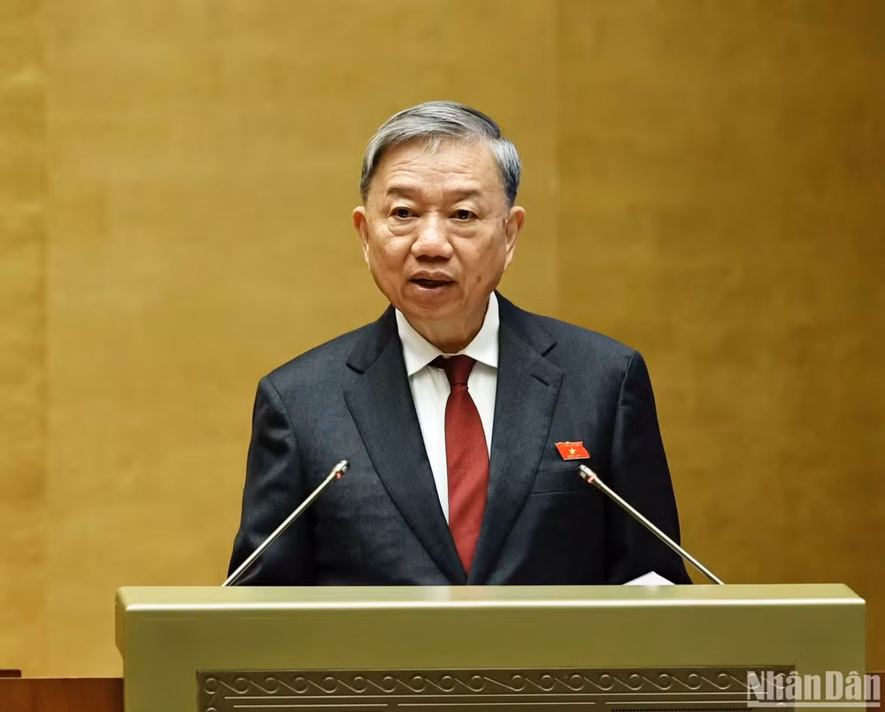 Đại tướng Tô Lâm, Ủy viên Bộ Chính trị, Bộ trưởng Công an trình bày Tờ trình về dự án Luật sửa đổi, bổ sung một số điều của Luật Cảnh vệ. (ẢNH: LINH KHOA)