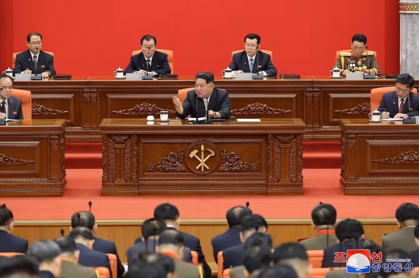 Nhà lãnh đạo Triều Tiên Kim Jong-un (giữa) phát biểu chỉ đạo tại Hội nghị lần thứ 9 Ban Chấp hành Trung ương đảng Lao động Triều Tiên Khóa VIII, ngày 28/12/2023. (Ảnh: KCNA/TTXVN)