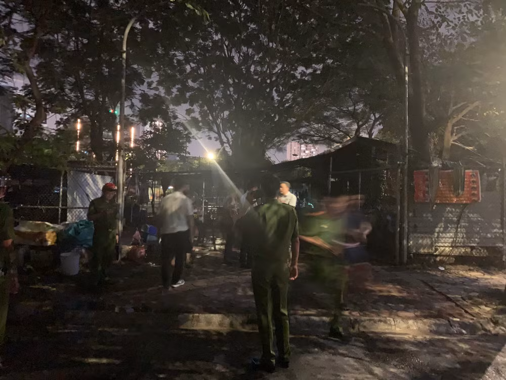 Cơ quan chức năng khám nghiệm hiện trường vụ cháy.