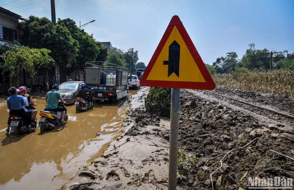Tuyến tỉnh lộ Yên Bái - Khe Sang ùn tắc nghiêm trọng khiến cho các chuyến xe chở hàng cứu trợ bị ùn ứ, kéo dài. Ảnh chụp trưa 15/9 tại xã Nga Quán, Trấn Yên.