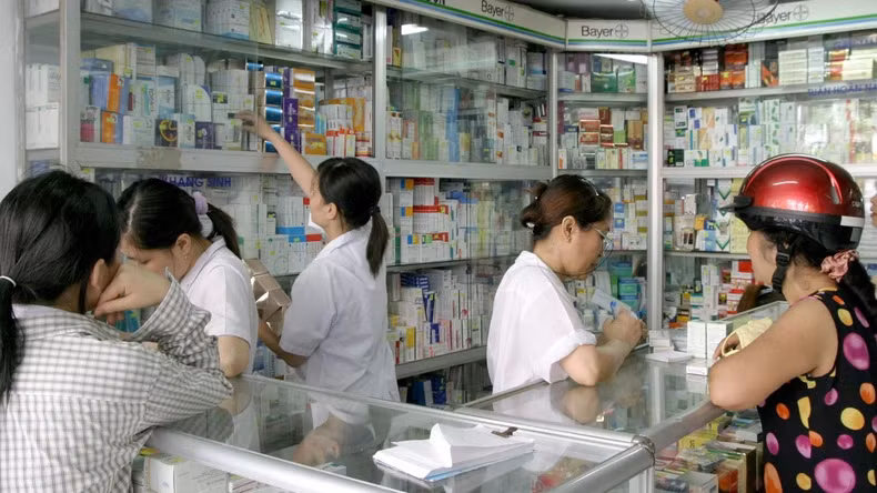 Theo Bộ trưởng Y tế Đào Hồng Lan, thị trường dược phẩm hiện nay vẫn đang được duy trì bình ổn, không có hiện tượng đầu cơ tích trữ, găm hàng đẩy giá lên cao.