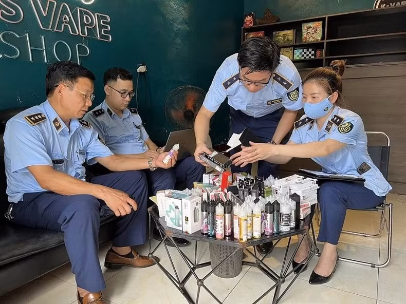 Cơ quan quản lý thị trường xử lý vi phạm mua bán trái phép các loại thuốc lá thế hệ mới. Cơ quan quản lý thị trường xử lý vi phạm mua bán trái phép các loại thuốc lá thế hệ mới.