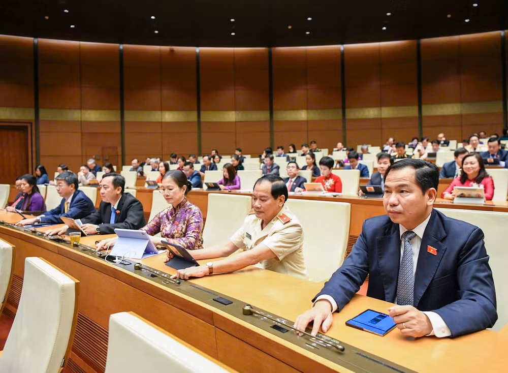 Các đại biểu Quốc hội biểu quyết thông qua Nghị quyết về chủ trương đầu tư dự án đường sắt tốc độ cao trên trục bắc-nam. (Ảnh: DUY LINH)