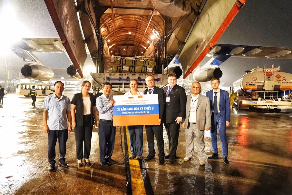 Tối 20/9, tại sân bay Nội Bài, Bộ Nông nghiệp và Phát triển nông thôn đã tiếp nhận hàng viện trợ khẩn cấp của Chính phủ Liên bang Nga để Việt Nam khắc phục hậu quả bão số 3.