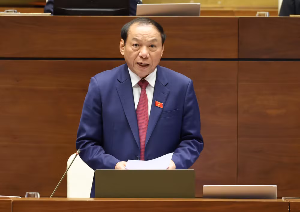 Bộ trưởng Văn hóa, Thể thao và Du lịch Nguyễn Văn Hùng trả lời chất vấn của các đại biểu. (ẢNH: DUY LINH)