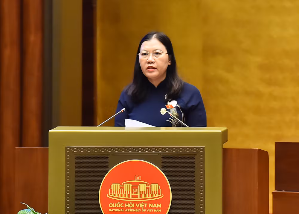 Chủ nhiệm Ủy ban Tư pháp Lê Thị Nga trình bày dự thảo Luật Tổ chức tòa án nhân dân (sửa đổi). (Ảnh: Thủy Nguyên)