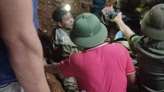 Lực lượng chức năng triển khai công tác cứu hộ, cứu nạn. (Ảnh: Truyền hình Ba Vì)