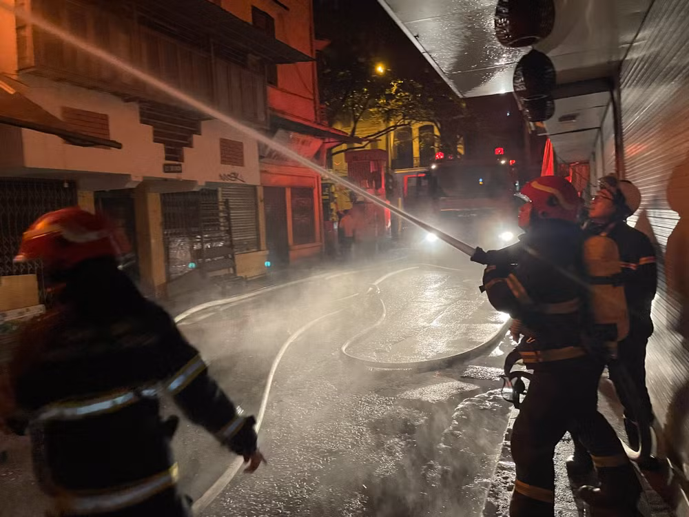 Cảnh sát phun nước chữa cháy tại hiện trường.