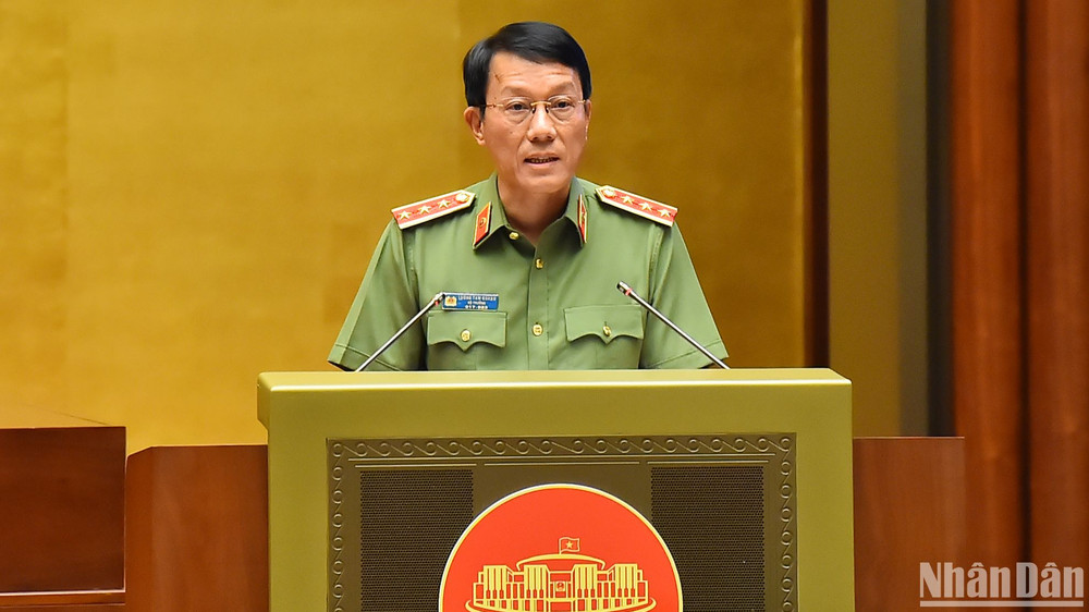Bộ trưởng Công an Lương Tam Quang trình Tờ trình về dự án Luật Phòng, chống mua bán người (sửa đổi) trước Quốc hội chiều 7/6. (Ảnh: THỦY NGUYÊN)