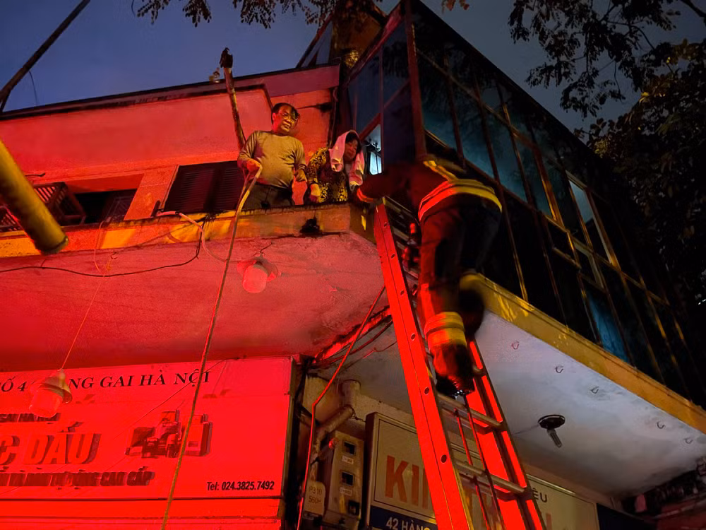 Do có 2 cụ già mắc kẹt trên tầng 2, cảnh sát đã phải bắc thang chuyên dụng để tiếp cận.