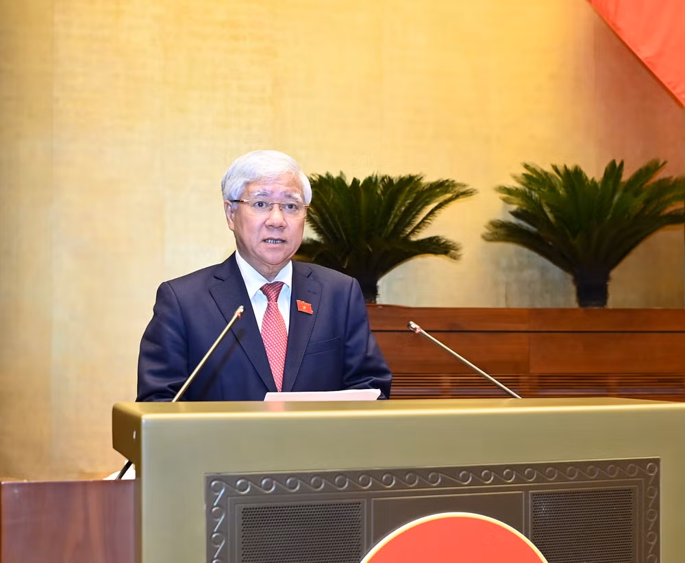 Đồng chí Đỗ Văn Chiến, Ủy viên Bộ Chính trị, Bí thư Trung ương Đảng, Chủ tịch Ủy ban Trung ương Mặt trận Tổ quốc Việt Nam trình bày Báo cáo tổng hợp ý kiến, kiến nghị của cử tri và nhân dân gửi tới Kỳ họp thứ 7, Quốc hội khóa XV. (Ảnh: LINH KHOA)