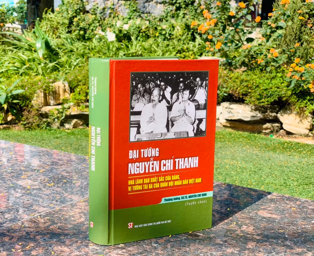 Bìa ấn phẩm "Đại tướng Nguyễn Chí Thanh - Nhà lãnh đạo xuất sắc của Đảng, vị tướng tài ba của Quân đội nhân dân Việt Nam".