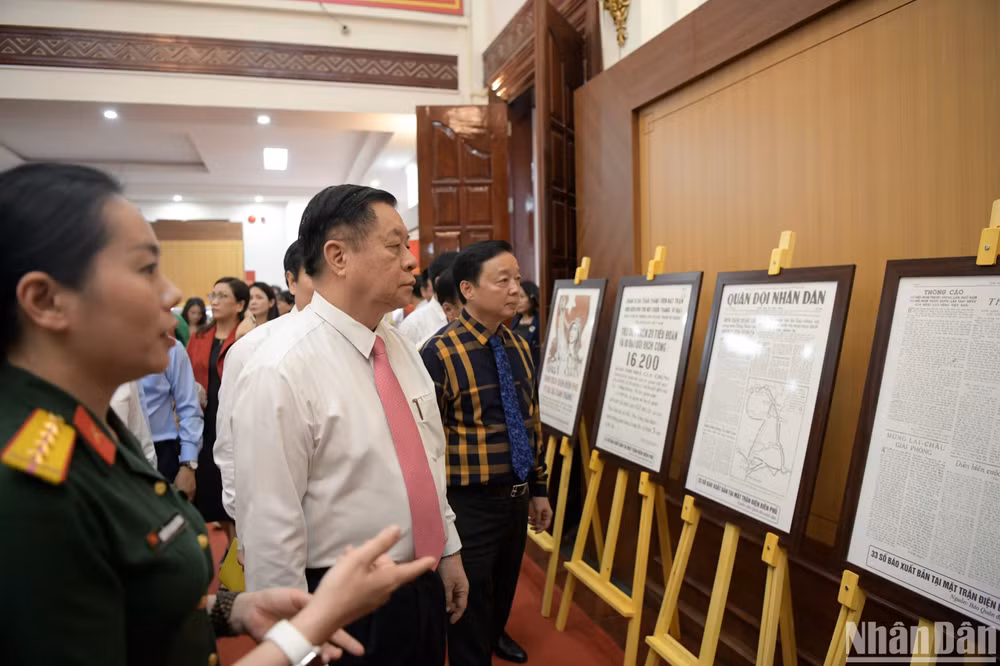 Các đồng chí: Nguyễn Trọng Nghĩa, Bí thư Trung ương Đảng, Trưởng Ban Tuyên giáo Trung ương, Phó Trưởng ban Thường trực Ban Chỉ đạo Trung ương kỷ niệm các ngày lễ lớn và sự kiện quan trọng của đất nước trong 3 năm 2023-2025; Trần Hồng Hà, Ủy viên Trung ương Đảng, Phó Thủ tướng Chính phủ tham quan khu trưng bày 33 số báo Quân đội nhân dân xuất bản tại mặt trận Điện Biên Phủ.