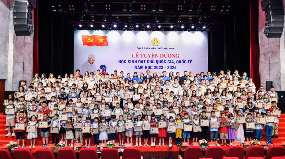 Đại diện các học sinh đạt giải quốc gia, quốc tế chụp ảnh lưu niệm tại Lễ Tuyên dương.