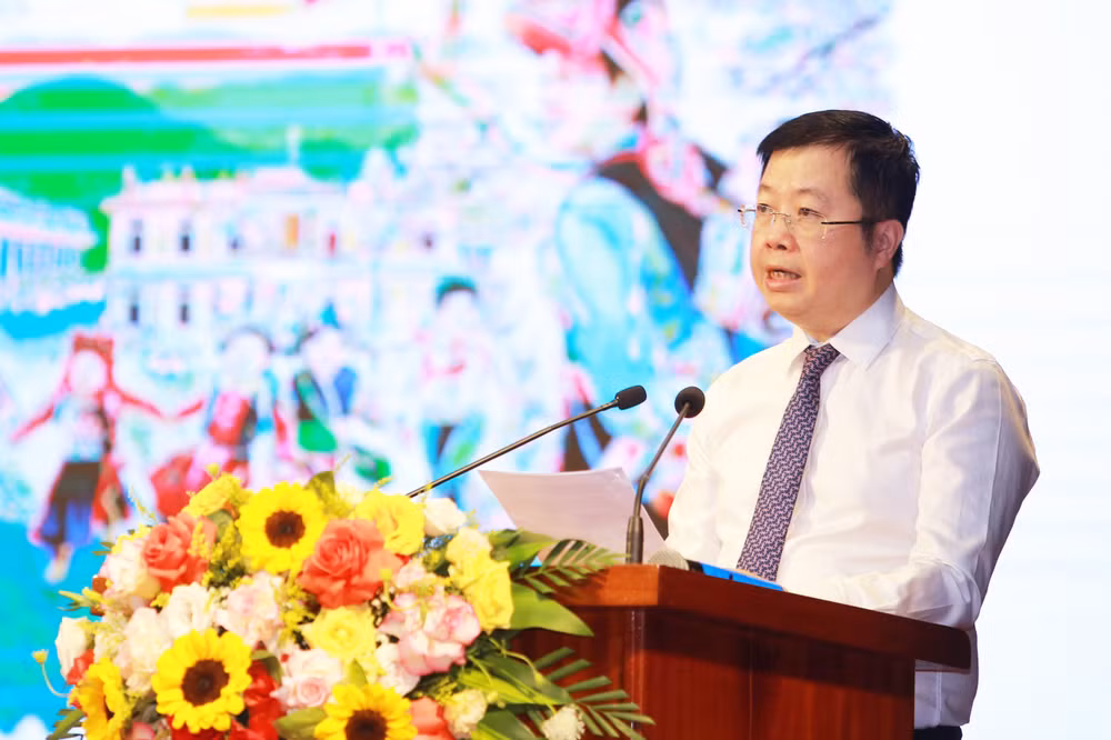 Đồng chí Nguyễn Thanh Lâm, Thứ trưởng Thông tin và Truyền thông phát biểu giới thiệu và công bố phát hành bộ tem bưu chính kỷ niệm 70 năm Chiến thắng Điện Biên Phủ.