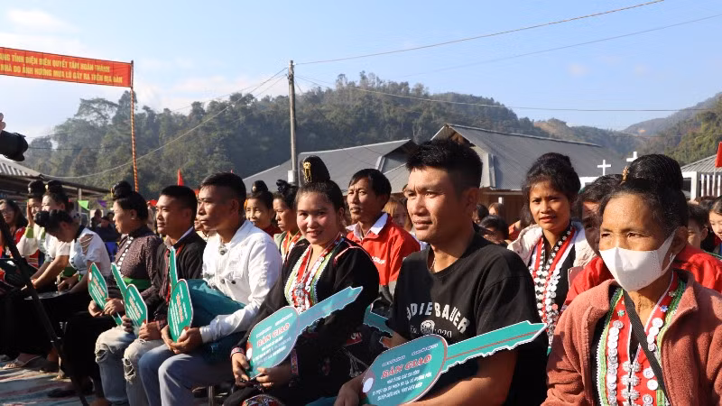 Niềm vui của các gia đình dân tộc H'Mông, Khơ Mú và dân tộc Thái ở xã Mường Pồn, huyện Điện Biên khi được nhận nhà mới trước thềm xuân mới.