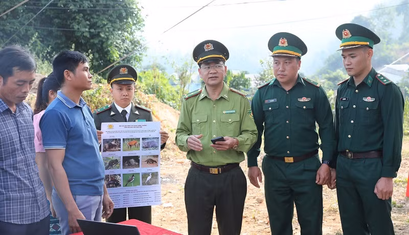 Lãnh đạo Chi cục Kiểm lâm tỉnh Điện Biên Biên cùng các đơn vị phối hợp thông tin về quy định bảo vệ rừng; cấm săn bắt động vật trong rừng.