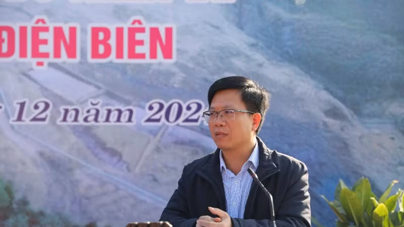 Đồng chí Phạm Đức Toàn, Phó Chủ tịch Thường trực Ủy ban nhân dân tỉnh Điện Biên chúc mừng các gia đình ở xã Mường Pồn được nhận nhà trước thềm năm mới...