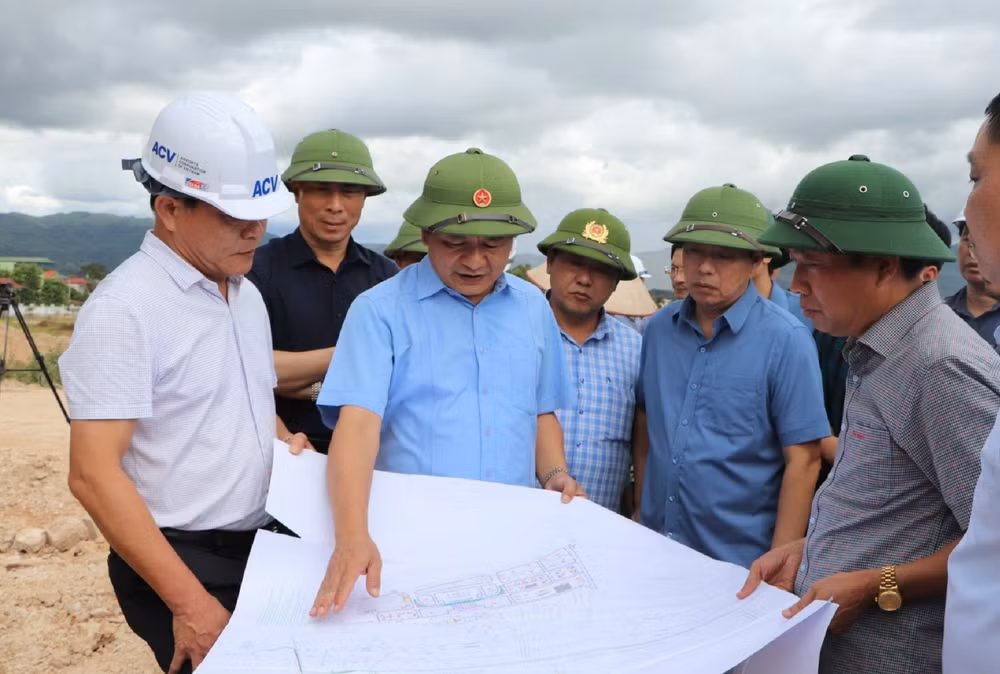 Đồng chí Lê Thành Đô (thứ hai từ trái sang), Chủ tịch Ủy ban nhân dân tỉnh Điện Biên kiểm tra tiến độ thi công dự án giao thông trọng điểm phục vụ vùng đồng bào dân tộc thiểu số tỉnh Điện Biên.